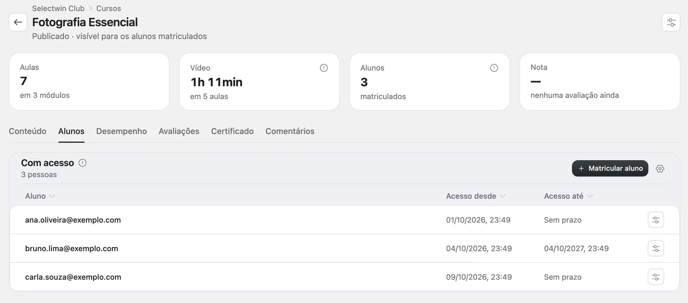 A aba Alunos de um curso, com o botão Matricular aluno e a lista Com acesso